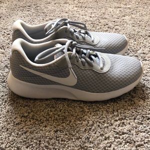 Nike tanjun running sneaker